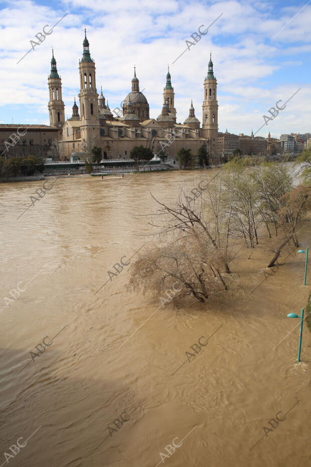 El río Ebro baja con una altura de 3,55 metros y un caudal de 1