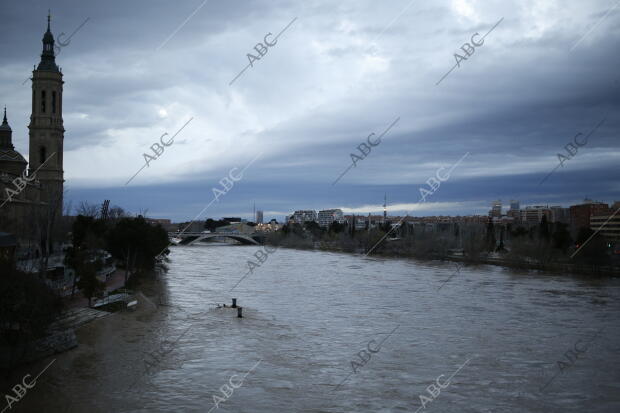 El río Ebro baja con una altura de 3,55 metros y un caudal de 1