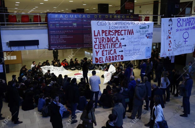 Sentada feminista y enfrentamiento en el interior de la Facultad de Derecho...