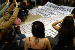 Sentada feminista y enfrentamiento en el interior de la Facultad de Derecho...