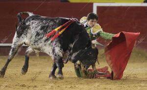 En la imagen, El diestro Andrés Roca Rey en su tercer toro de la tarde