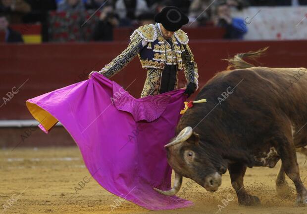 En la imagen, El diestro Alejandro Talavante en su tercer toro de la tarde