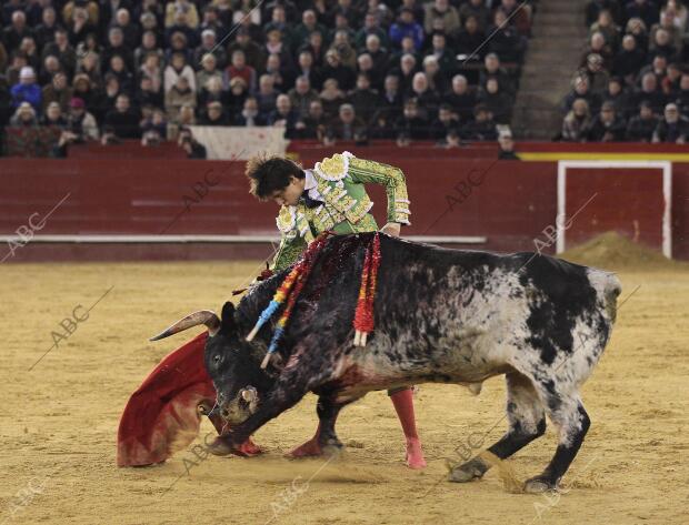 En la imagen, El diestro Andrés Roca Rey en su tercer toro de la tarde