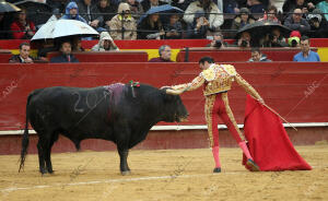 En la imagen, El diestro Enrique Ponce en su segundo toro de la tarde