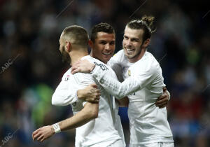 En la imagen, Bale marca y celebra el gol con sus compañeros
