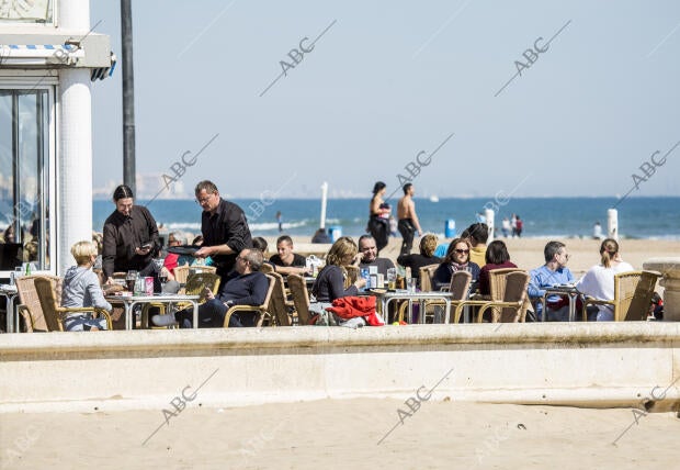 Ambiente playero en la playa de la Malvarrosa