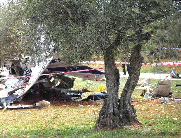 Accidente aéreo, en el que una avioneta se ha estrellado en un campo de olivos