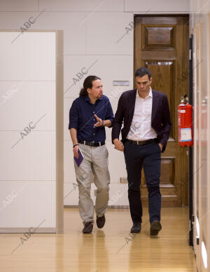 Reunión de Pedro Sánchez y Pablo Iglesias para intentar llegar a un pacto para...
