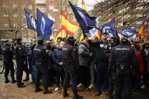 Concentración del grupo neonazi Hogar Social Madrid, en la plaza de Isabel II en...