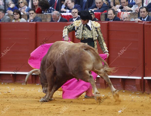 En la imagen, Morante de la Puebla, en el cuarto toro, al que cortó dos orejas