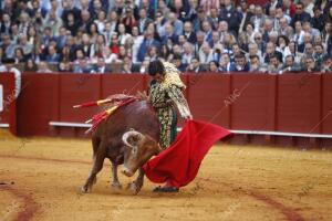 En la imagen, Morante de la Puebla, en el cuarto toro, al que cortó dos orejas