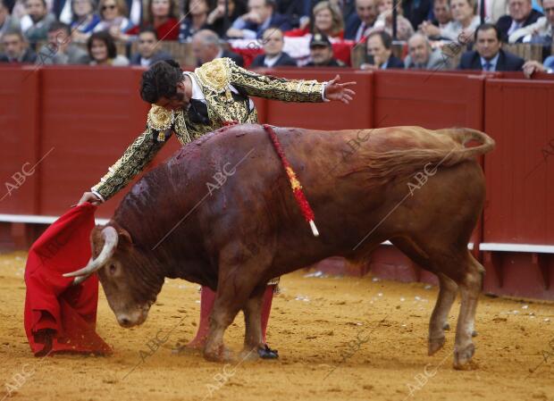 En la imagen, Morante de la Puebla, en el cuarto toro, al que cortó dos orejas