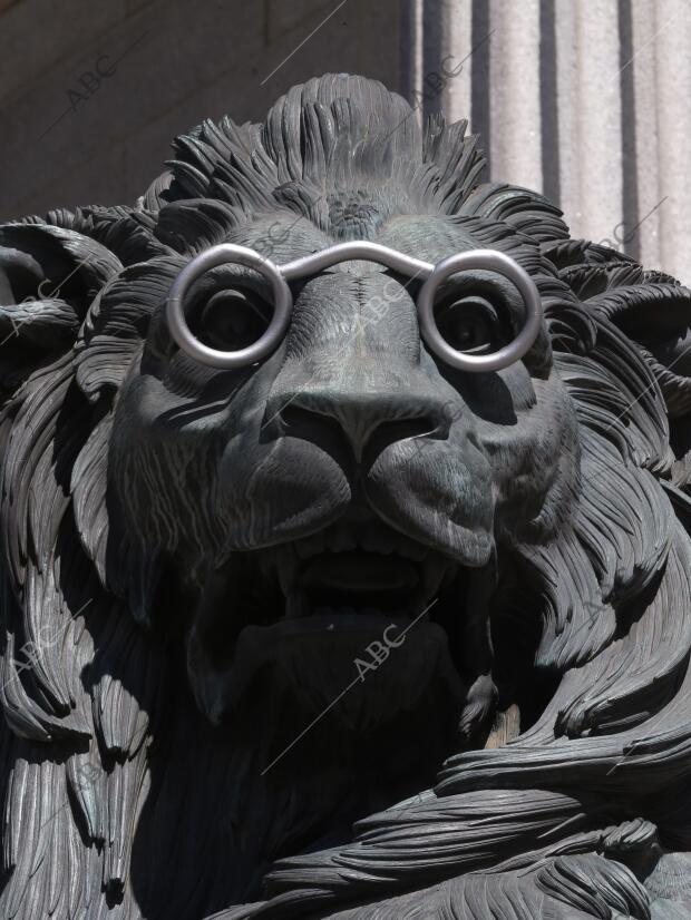 Los leones del Congreso de los Diputados, Daoiz y Velarde, con unas gafas de...