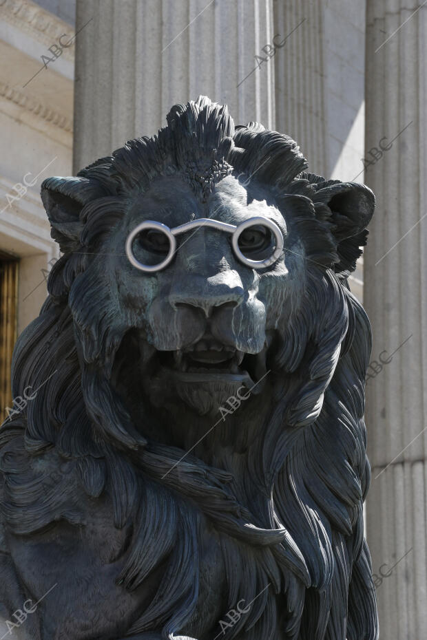 Los leones del Congreso de los Diputados, Daoiz y Velarde, con unas gafas de...