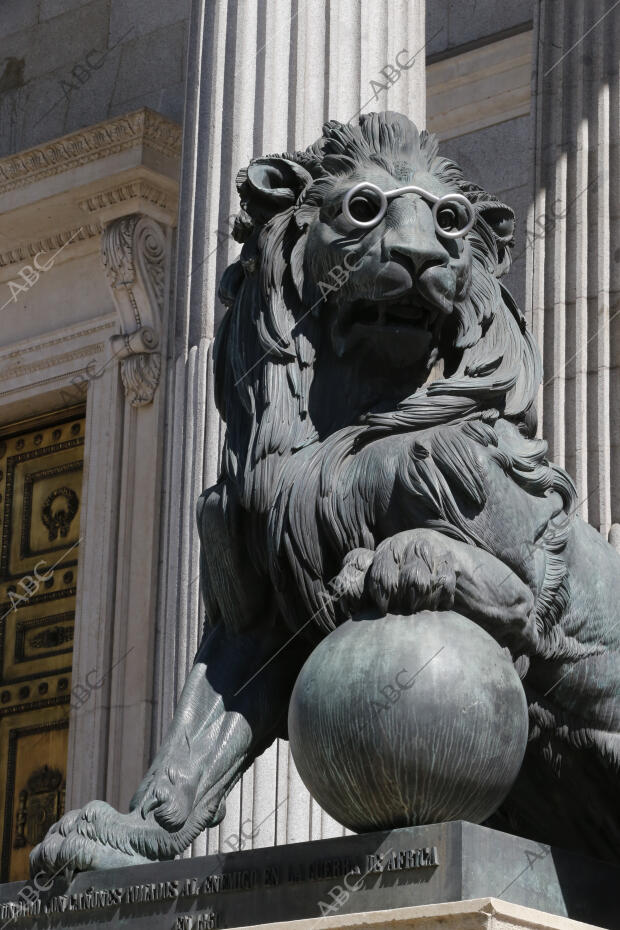 Los leones del Congreso de los Diputados, Daoiz y Velarde, con unas gafas de...