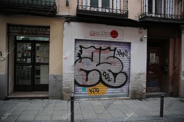 Grafitis sobre en comercios de Malasaña