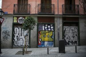 Grafitis sobre en comercios de Malasaña