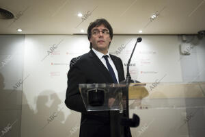 Carles Puigdemont da una rueda de prensa en la librería Blanquerna tras su...