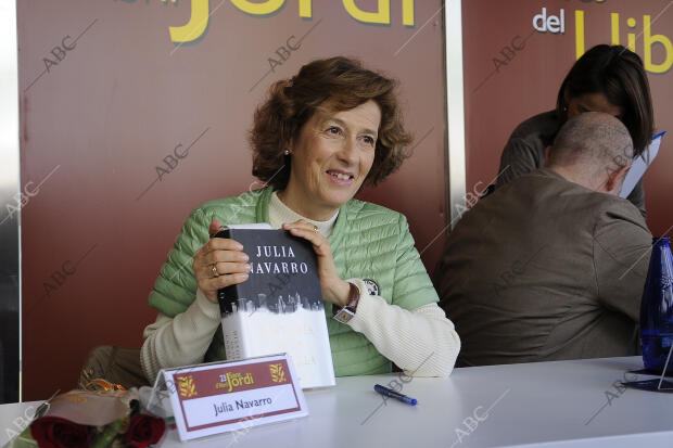 Julia navarro Firmando Libros