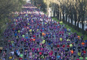 En la imagen, corredores a su paso por el puente de Eduardo Dato