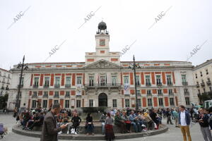 Banderas de los equipos del Real Madrid y el Atlético de Madrid, en la sede de...