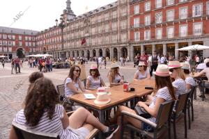 En la imagen, un grupo de turistas francesas en la Plaza Mayor