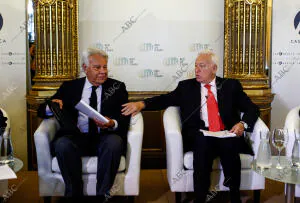 El ministro de Asuntos Exteriores, García Margallo y el expresidente del...
