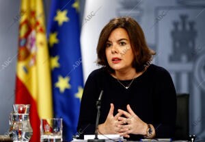 La vicepresidenta del Gobierno en funciones Soraya Sáenz de Santamaría y el...