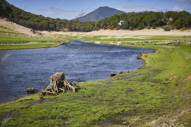 Cola del pantando de San Juan prácticamente seco debido a la sequía