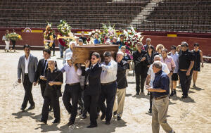 Vuelta al ruedo en la plaza de toros de Valencia, del féretro con los resto...