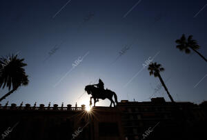 Estatua de Jaime I en la plaza del Parterre