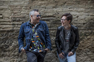 Entrevista a Chimo Bayo y Emma Zafón, coescritores del libro «No iba a salir y...