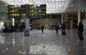 El aeropuerto del Prat sucio por la huelga de trabajadores de la limpieza