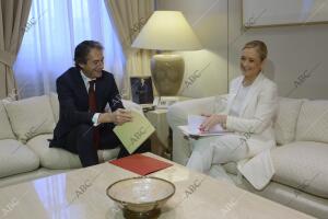 El ministro de Fomento Iñigo de la Serna se reúne con la presidenta de la...