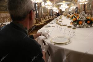 Preparativos de la mesa para una cena de gala en el Palacio Real