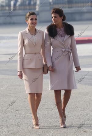 El presidente y su esposa son recibidos por SS.MM. los Reyes en el Palacio Real