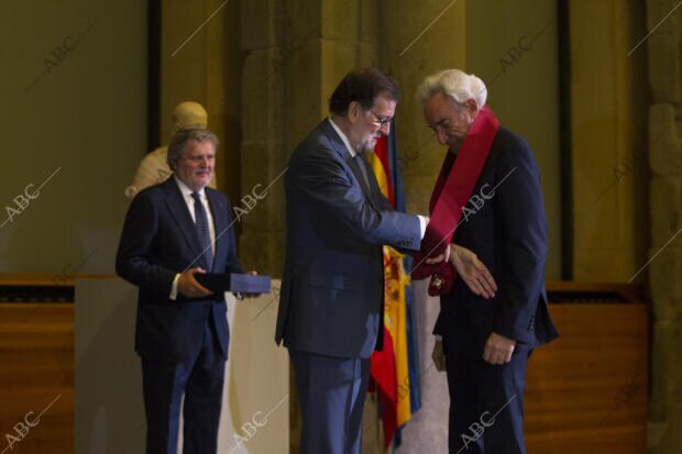 Mariano Rajoy e Iñigo Méndez de Vigo, Entregan la gran cruz de la orden civil de...