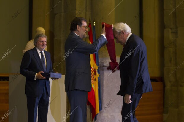 Mariano Rajoy e Iñigo Méndez de Vigo, Entregan la gran cruz de la orden civil de...