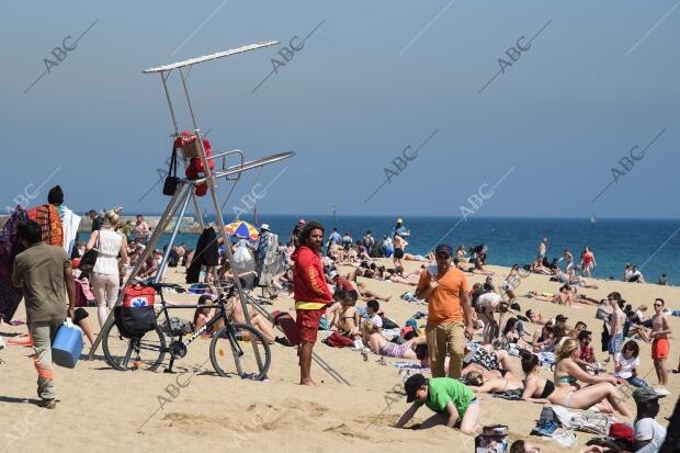 La playa de la Barceloneta durante las vacaciones de Semana Santa