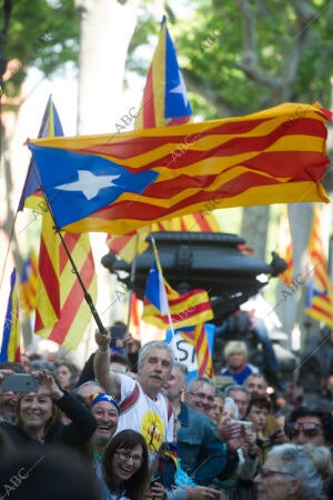 La presidenta del Parlamento de Cataluña Carmen Forcadell, acompañad e Anna...