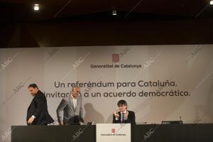 El presidente de Cataluña Carles Puigdemont presenta el referéndum para el...