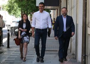 Pedro Sánchez flanqueado por Adriana Lastra y José Luis Ábalos a su llegada a la...