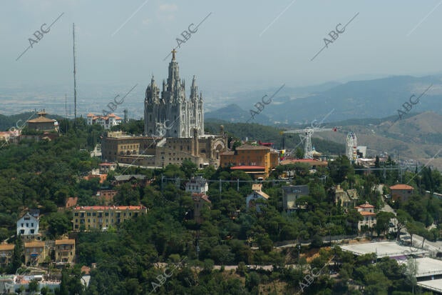 Vistas desde la torre de comunicaciones de Collserola, del Templo Expiatorio del...