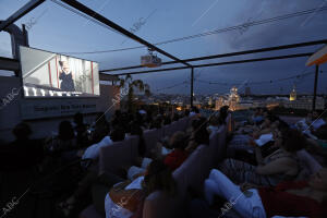 Cine de verano en la terraza de casa Suecia