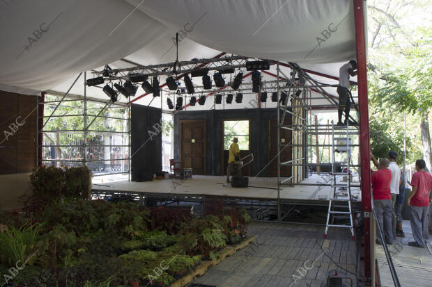 Instalación de una carpa para representaciones teatrales en la cuesta de Moyano