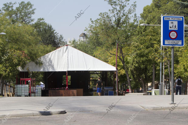 Instalación de una carpa para representaciones teatrales en la cuesta de Moyano