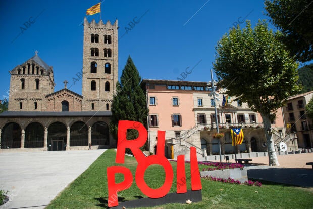 El monasterio de santa María de Ripoll y el Ayuntamiento