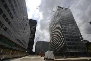 Obras en Azca, nuevo edifico de cristal a la altura del Paseo de la Castellana...