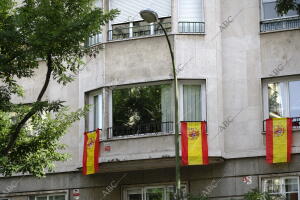 Banderas de España colgadas en los balcones