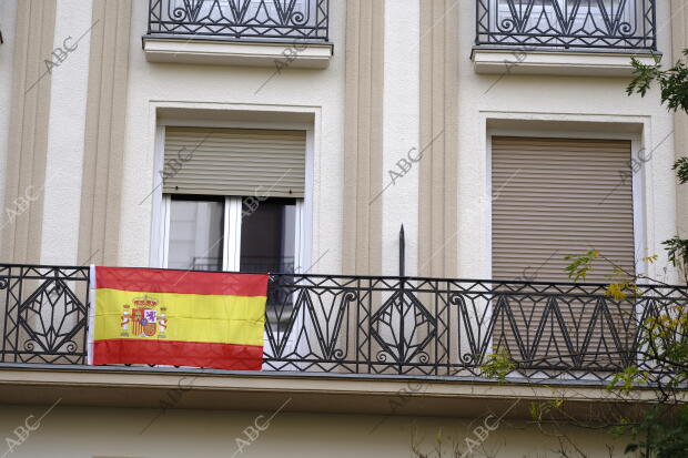 Banderas de España colgadas en los balcones